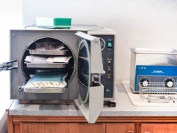 salle de stérilisation du cabinet vétérinaire de clairvaux les lacs, docteur Caroline Gronlier